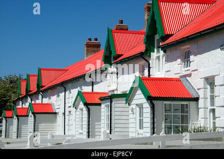 Colorata di rosso e bianco di case a schiera Port Stanley nelle isole Falkland Foto Stock