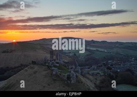 Alba sul Castello Corfe nel Dorset presi da West Hill Foto Stock