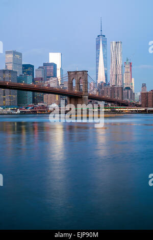 New York, USA, Downtown Manhattan Financial district, One World Trade Center and Brooklyn Bridge Foto Stock