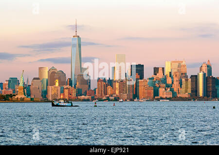 Statua della Libertà, One World Trade Center e il centro di Manhattan attraverso il fiume Hudson, New York, Stati Uniti d'America Foto Stock