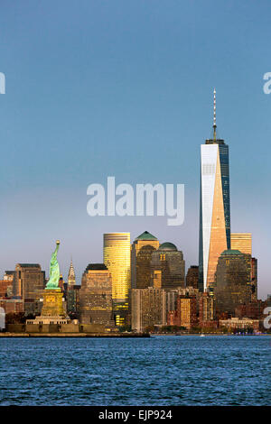Statua della Libertà, One World Trade Center e il centro di Manhattan attraverso il fiume Hudson, New York, Stati Uniti d'America Foto Stock