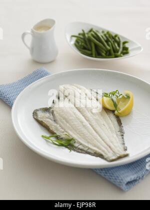 Semplice plain filetto di passera di mare gli spinaci e besciamella limone dragoncello Foto Stock