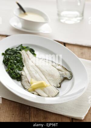 Semplice filetto di passera di mare noce di burro gli spinaci e besciamella Foto Stock