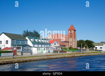 Waterfront con la cattedrale di Christ Church Port Stanley nelle isole Falkland Foto Stock