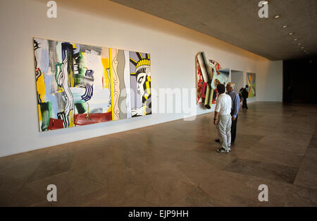 Dipinti di Roy Lichtenstein (sinistra) e Frank Stella sono sul display nell'ala est del National Gallery of Art di Washington Foto Stock