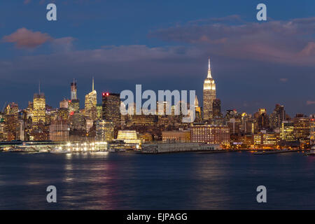 Manhattan, vista dell'Empire State Building e Midtown Manhattan attraverso il fiume Hudson, New York, Stati Uniti d'America Foto Stock