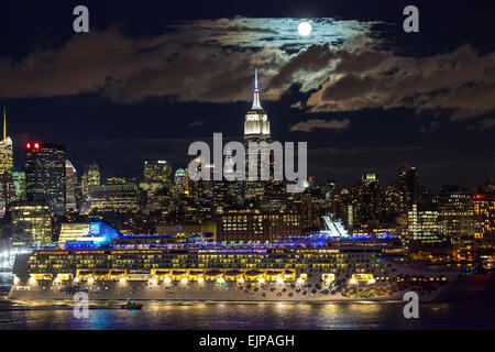 Manhattan, il sorgere della luna su Empire State Building e Midtown Manhattan attraverso il fiume Hudson, New York, Stati Uniti Foto Stock