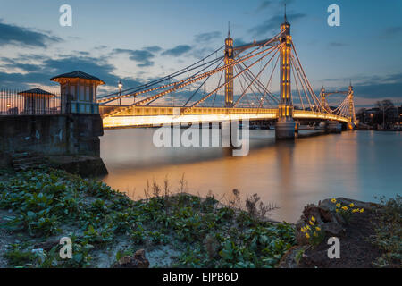 Serata al Albert Bridge di Londra, Inghilterra. Foto Stock