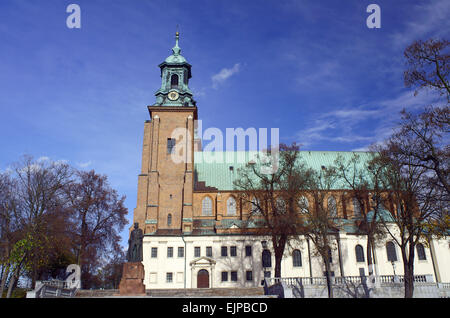 Statua e Cattedrale Chiesa di Gniezno, Polonia Foto Stock