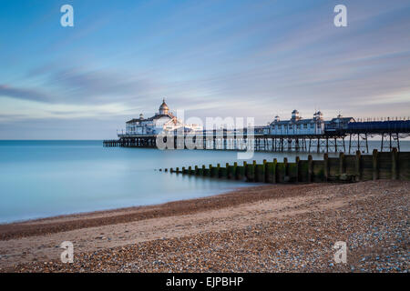 Tramonto a Eastbourne Pier, East Sussex, Inghilterra. Foto Stock
