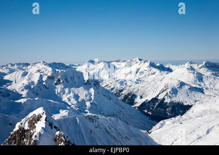 Neve rivestiti montagne sopra Zurs e Lech dal vertice di Valluga sopra St Anton am Arlberg Austria Foto Stock