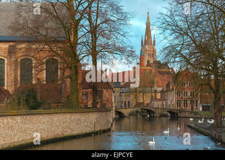 Paesaggio di Lago Minnewater e chiesa in Bruges, Belgio Foto Stock