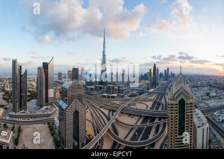 Il Burj Khalifa Dubai EMIRATI ARABI vista in elevazione con Sheikh Zayed Road Interchange Foto Stock
