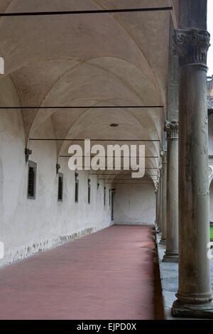 Cortile interno della basilica di Santa Croce a Firenze, Italiy Foto Stock