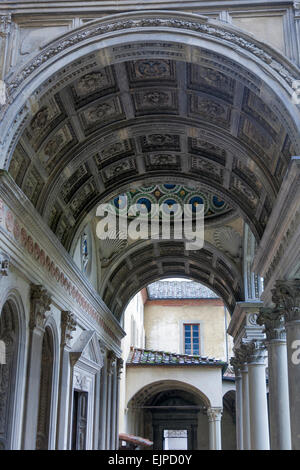 Cortile interno della basilica di Santa Croce a Firenze, Italiy Foto Stock