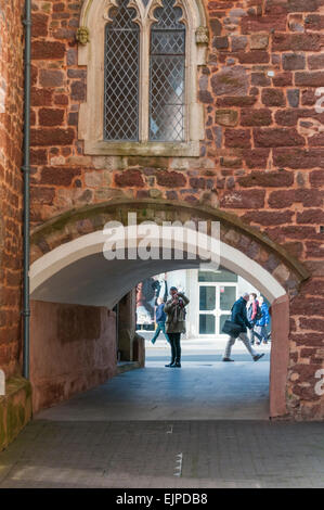 Persona in piedi su un altro lato di St Stephens prua in Exeter city centre di scattare una foto Foto Stock