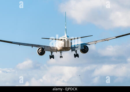 Vista da dietro un atterraggio Pakistan international Airways Boeing 777 aeroplano Foto Stock