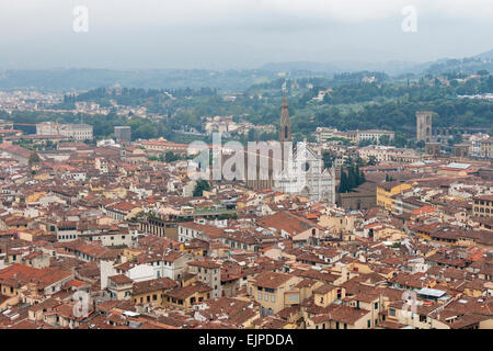 Paesaggio urbano di Firenze con la Basilica di Santa Croce nella nebbia. Vista aerea. L'Italia. Foto Stock