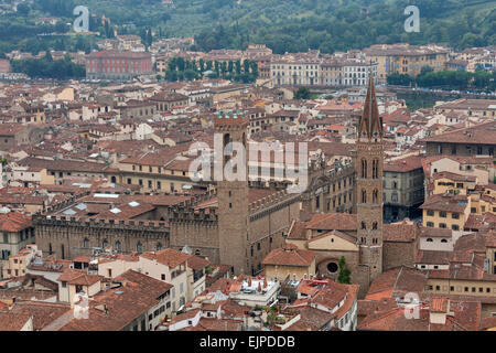 Paesaggio urbano di Firenze con la Badia Fiorentina e Palazzo del Bargello nella nebbia. Vista aerea. L'Italia. Foto Stock