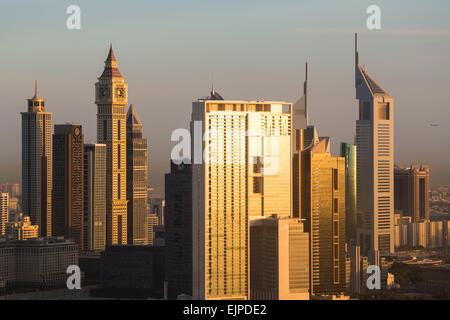 Dubai, nuovi edifici alti al crepuscolo Foto Stock