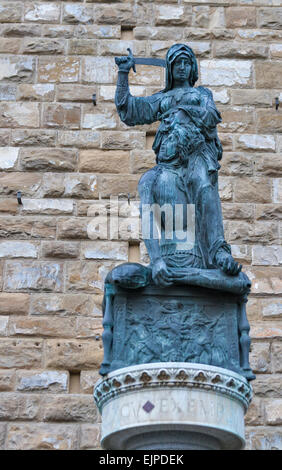 Statua di Giuditta e Oloferne di Donatello vicino a Palazzo Vecchio a Firenze, Italia Foto Stock