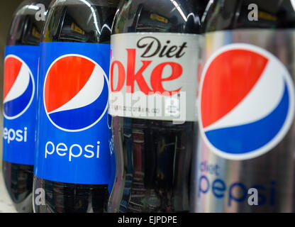 Bottiglie di Pepsi-cola e Diet Coke in un negozio di alimentari a New York il giovedì, 26 marzo 2015. Con il consumo globale di bevande analcoliche in basso negli Stati Uniti Pepsi-Cola ha preso il numero dello slot 2 in volume da Diet Coke. Buona vecchia Coke rimane numero 1 al 17,6% della quota di mercato. (© Richard B. Levine) Foto Stock