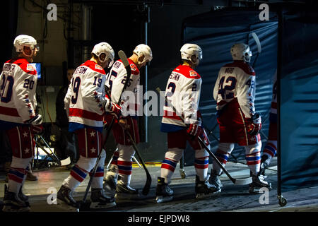 Marzo 29, 2015: Washington capitelli ala destra Joel Ward (42) porta una linea di Washington capitelli giocatori nel tunnel durante il gioco tra il New York Rangers e capitali di Washington al Madison Square Garden di Manhattan, New York . Capitali di Washington sconfiggere i New York Rangers 5-2. Credito obbligatori: Foto Stock