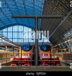 Il treno Eurostar alla Stazione di St Pancras Londra Foto Stock