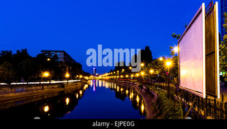 Fiume Dambovita a Bucarest, di notte. Foto Stock