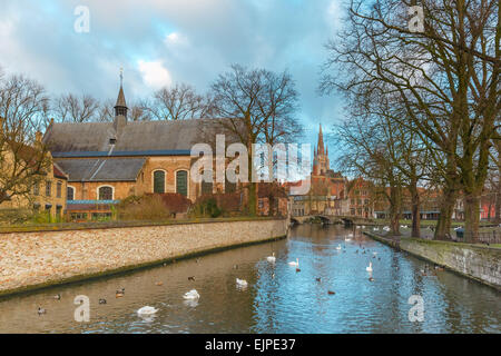 Paesaggio di Lago Minnewater e chiesa in Bruges, Belgio Foto Stock