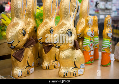 Un esercito di cioccolato conigli pasquali sul display in un negozio a New York, mercoledì 25 marzo, 2015. La pasqua arriva il 5 aprile. (© Richard B. Levine) Foto Stock