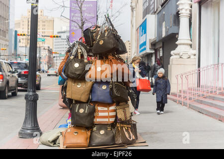 Contraffazione di Michael Kors e altri marchi borse donna venduto da un venditore ambulante in downtown Newark, New Jersey e la più grande città, Sabato, 28 marzo 2015. (© Richard B. Levine) Foto Stock