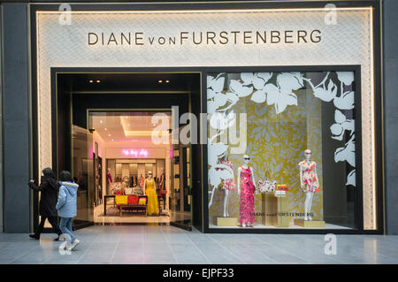 La Diane von Furstenberg store nella recentemente riaperto il viscosimetro Brookfield Place Mall in New York lunedì 30 marzo, 2015. In precedenza il World Financial Center, il complesso per uffici ha sostituito i precedenti affittuari retail con high-end negozi e aggiunta di diversi piatti gourmet tribunali. (© Richard B. Levine) Foto Stock