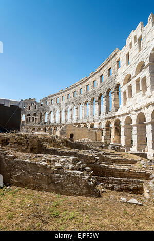 Un antico anfiteatro romano frammento in Pula Foto Stock