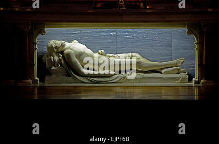 La figura di Gesù Cristo è racchiusa in un bicchiere nella chiesa carmelitana di Santa Teresa Clarendon Street Dublino Irlanda Foto Stock