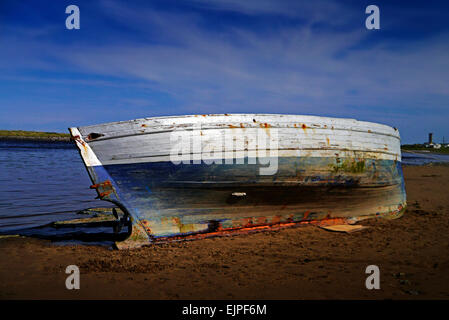 Abbandonata la vita si siede in barca sotto il sole.su un nord di Dublino beach in attesa di restauro. Foto Stock