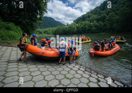 FAYETTVILLE,WV-luglio25: rematori eseguire la Fayette Stazione rapida su New River in Fayettville WV. Avventure sulla gola eseguire Foto Stock