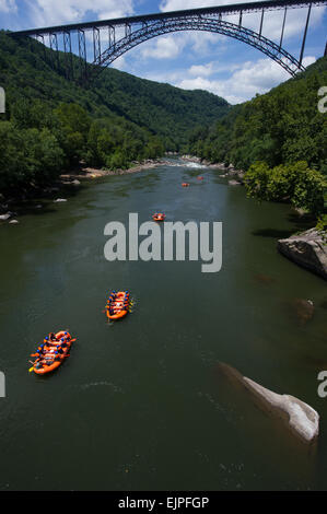 FAYETTVILLE,WV-luglio25: rematori eseguire la Fayette Stazione rapida su New River in Fayettville WV. Avventure sulla gola eseguire Foto Stock