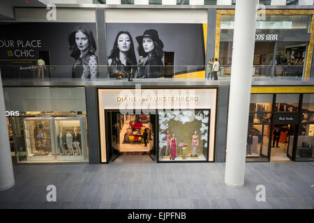 La Diane von Furstenberg store nella recentemente riaperto il viscosimetro Brookfield Place Mall in New York lunedì 30 marzo, 2015. In precedenza il World Financial Center, il complesso per uffici ha sostituito i precedenti affittuari retail con high-end negozi e aggiunta di diversi piatti gourmet tribunali. (© Richard B. Levine) Foto Stock