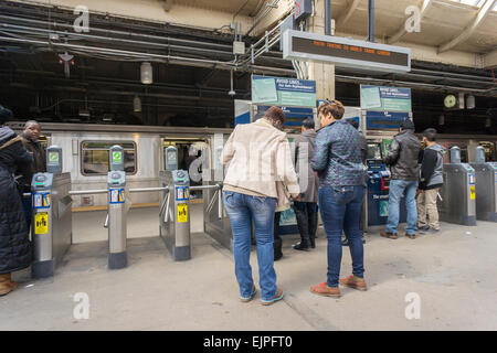 I viaggiatori immettere il percorso dei treni in Newark Penn Station, nel New Jersey e la più grande città, Sabato, 28 marzo 2015. (© Richard B. Levine) Foto Stock