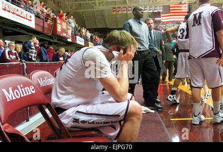 Moline, Iowa, USA. 2 Mar 2012. Moline Anthony Lindauer si infila la testa dentro il suo jersey come secondi finali run off l'orologio, venerdì 2 marzo, 2012, perdendo 41-32 a Pechino nella classe 4A finale regionale a Wharton Field House. © John Schultz/Quad-City volte/ZUMA filo/Alamy Live News Foto Stock