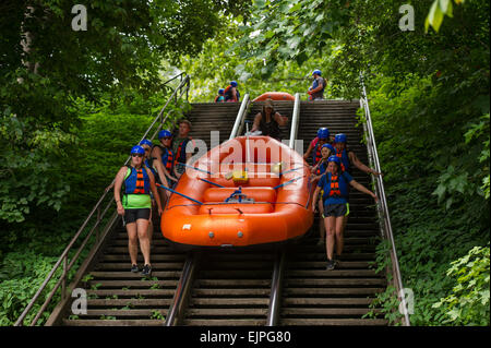 FAYETTVILLE,WV-luglio25: rematori eseguire la Fayette Stazione rapida su New River in Fayettville WV. Avventure sulla gola eseguire Foto Stock