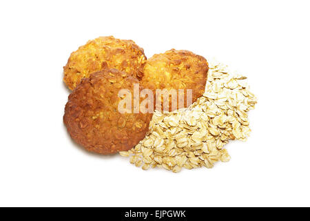 Biscotti di farina di avena e avena fiocchi isolati su sfondo bianco Foto Stock