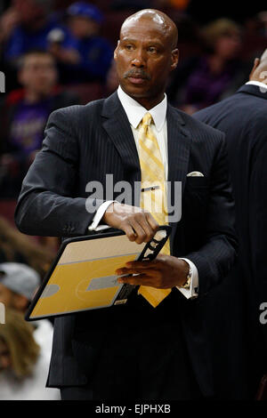 Philadelphia, Pennsylvania, USA. 30 Mar, 2015. Los Angeles Lakers head coach Byron Scott si occupa su durante il gioco NBA tra i Los Angeles Lakers e la Philadelphia 76ers presso la Wells Fargo Center di Philadelphia, Pennsylvania. Credito: csm/Alamy Live News Foto Stock