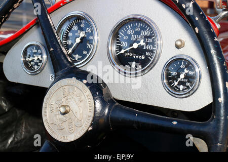 Quadro della strumentazione con cronotachigrafo nel pozzetto di un vintage race car. Foto Stock