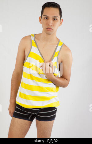 Giovane uomo cerca grave nel serbatoio superiore e cortocircuiti Foto Stock