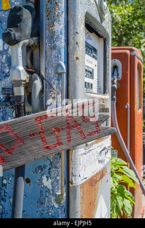 Una inquadratura ravvicinata dei due old style gravemente alterata la stazione di riempimento delle pompe di gas. Foto Stock