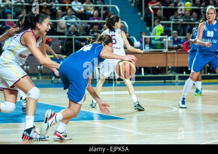 ORENBURG, regione di Orenburg, Russia, 21 ottobre, 2014 anno. Partita del campionato femminile del campionato della Russia sul basket Nadezhda (Orenburg)-Dinamo GUVD (Novosibirsk) Foto Stock