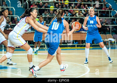 ORENBURG, regione di Orenburg, Russia, 21 ottobre, 2014 anno. Partita del campionato femminile del campionato della Russia sul basket Nadezhda (Orenburg)-Dinamo GUVD (Novosibirsk) Foto Stock