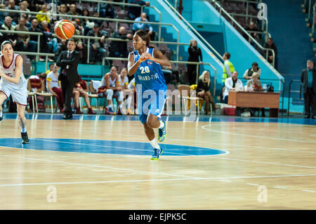 ORENBURG, regione di Orenburg, Russia, 21 ottobre, 2014 anno. Partita del campionato femminile del campionato della Russia sul basket Nadezhda (Orenburg)-Dinamo GUVD (Novosibirsk) Foto Stock